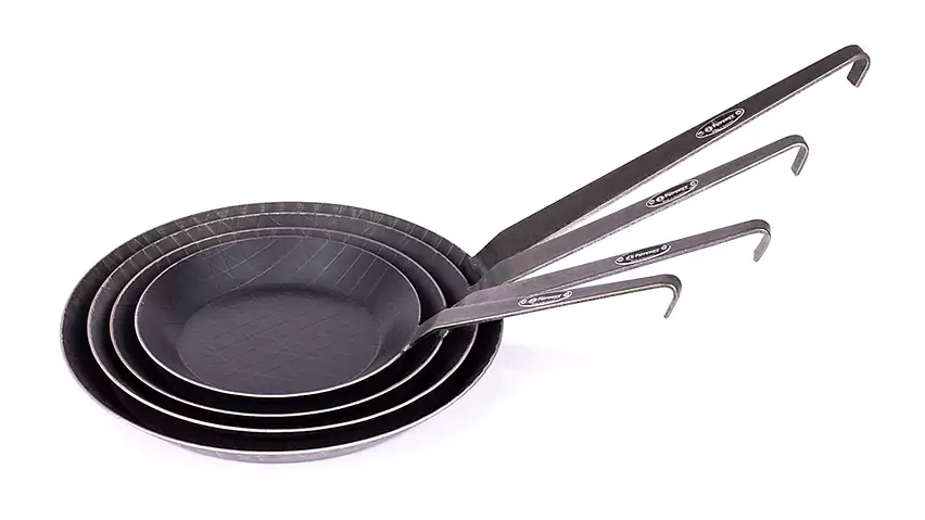 Petromax_schmiedeeiserne_Pfanne_wrought-iron_pan_Poêle_en_fer_forgé_sp20_sp24_sp28_sp_32_gestapelt.jpg