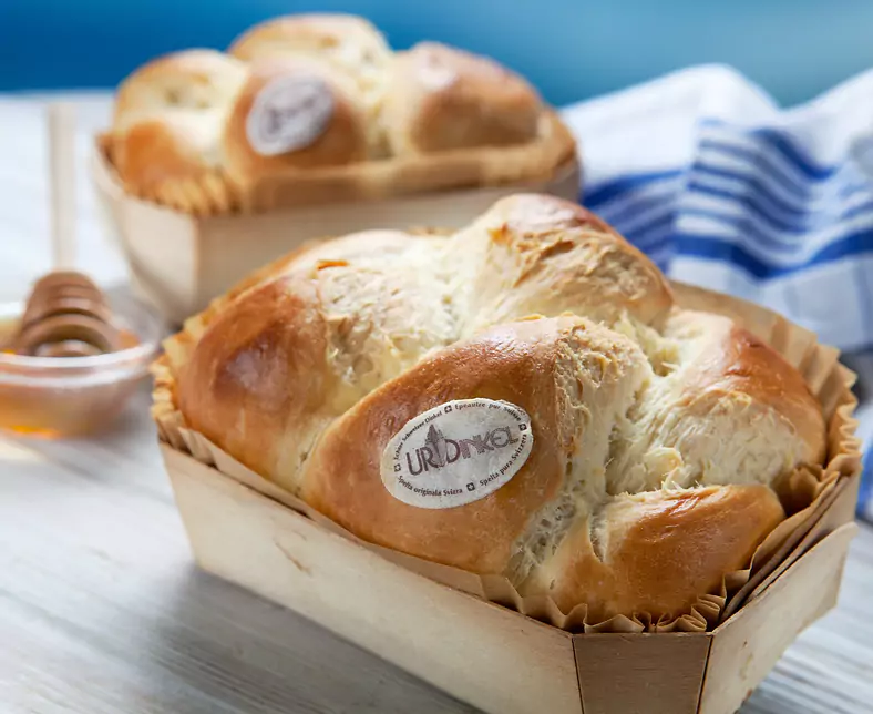 Studioaufnahme Richemont Zopf im Körbli mit Oblate 2.jpeg