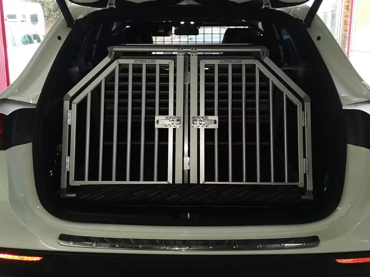 Massangefertigte Doppelhundebox