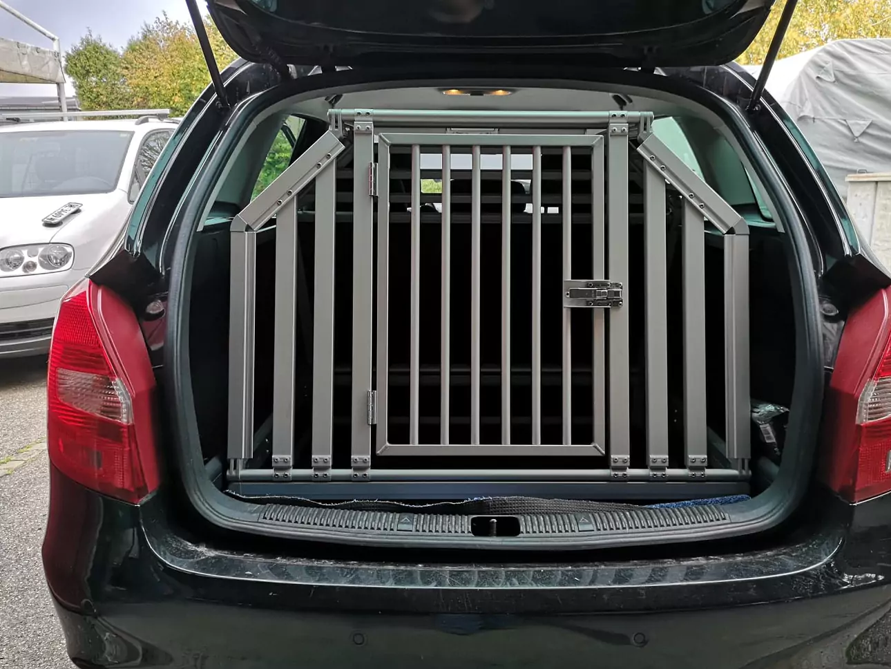 Massangefertigte Doppelhundebox