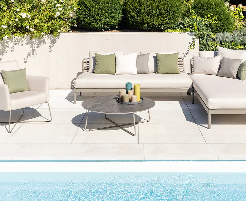 Kairos Lounge gerystone mit Lehnteilen geflochten fm-rope Drop Beistelltisch Kalos Lounge Sessel.jpg