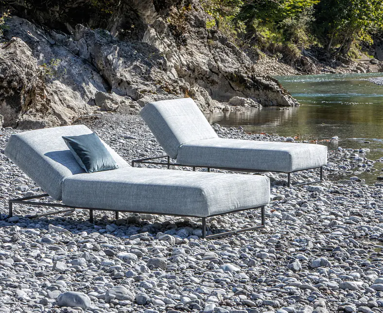 Flora Liegen Untergestell Fluss nah.jpg