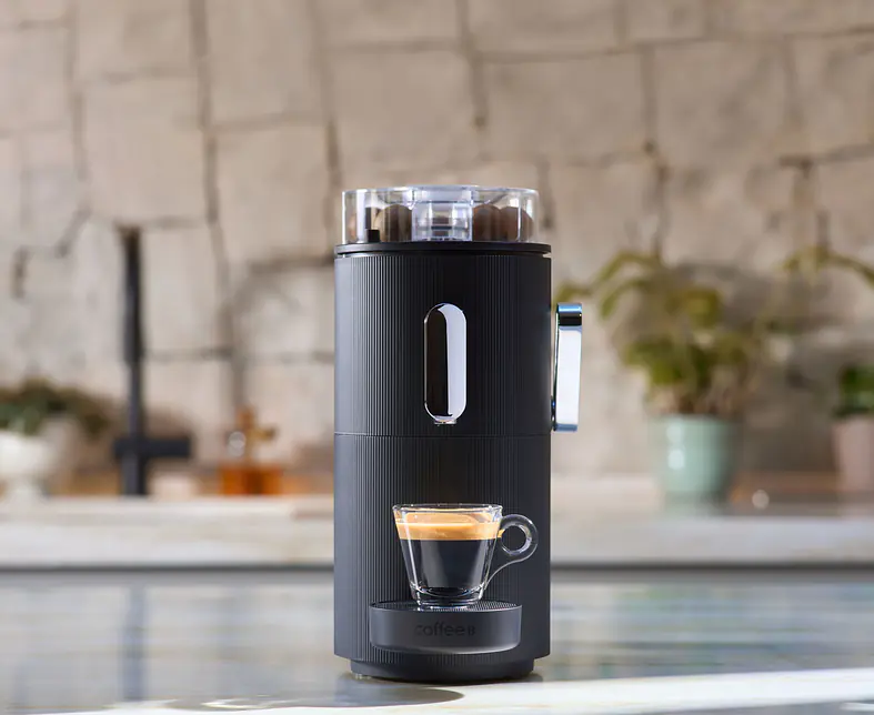 220310_COFFEE_B_MOTIV_29_MACHINE_WITH_ESPRESSO_BLACK_001_srgb-lowres.jpg