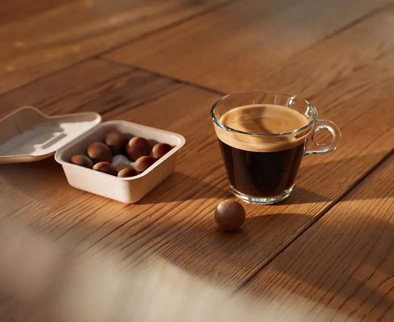 220310_COFFEE_B_MOTIV_14_HAND_LUNGO_FEMALE_154_srgb-lowres (1).jpg