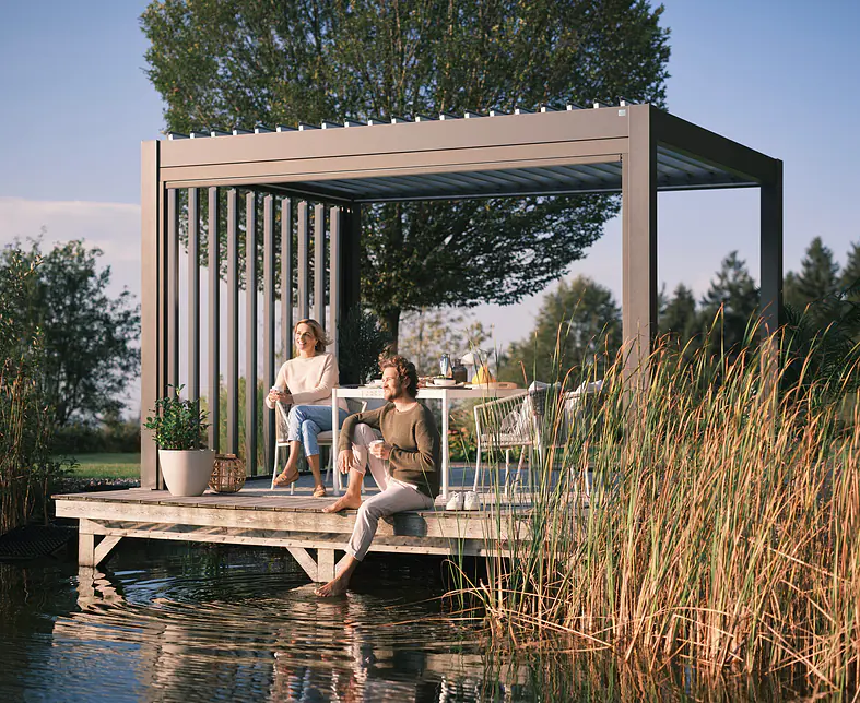 Biohort_Pergola_4x3_dunkelgrau_Lam-silber_People_Sujet_Softub_Schweiz.jpg