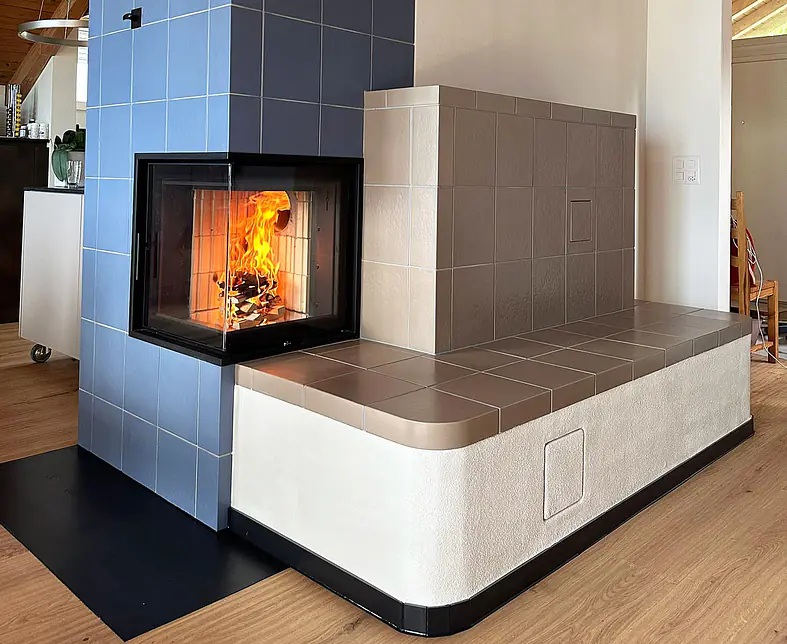 Kachelofen blau braun eingefeuert bearbeitet.jpg