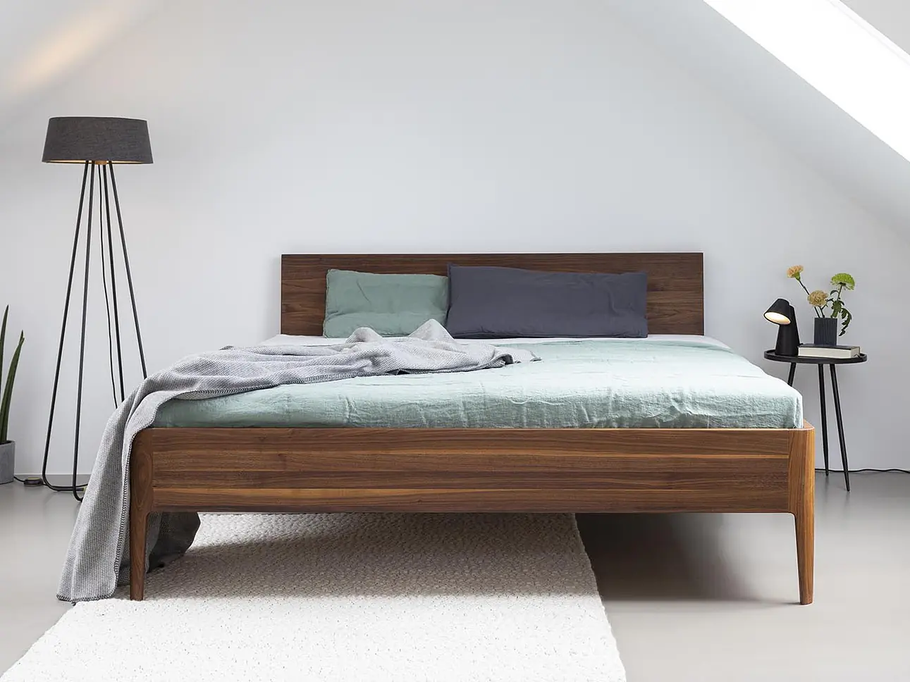 Lani
Eleganz in Massivholz.