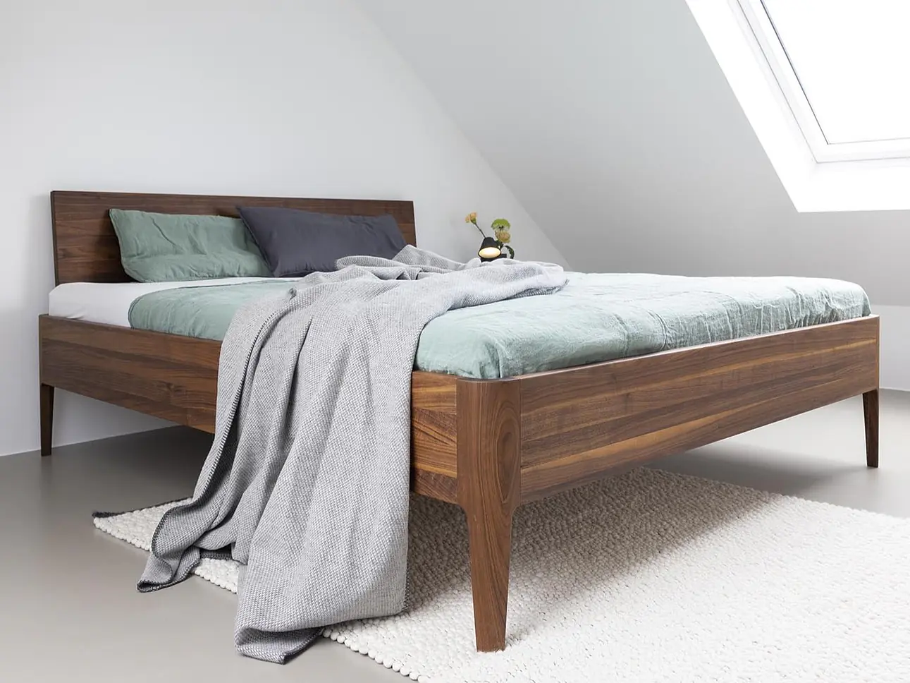 Lani
Eleganz in Massivholz.