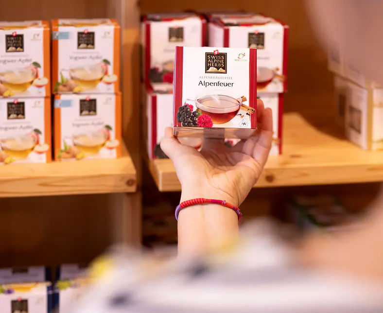 swiss-alpine-herbs-tee-laden-daerstetten.jpg