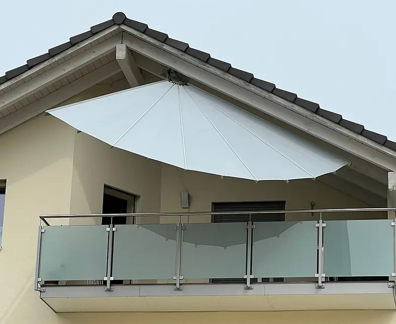 Schatten auch im verwinkeltem Dachbalkon.jpg