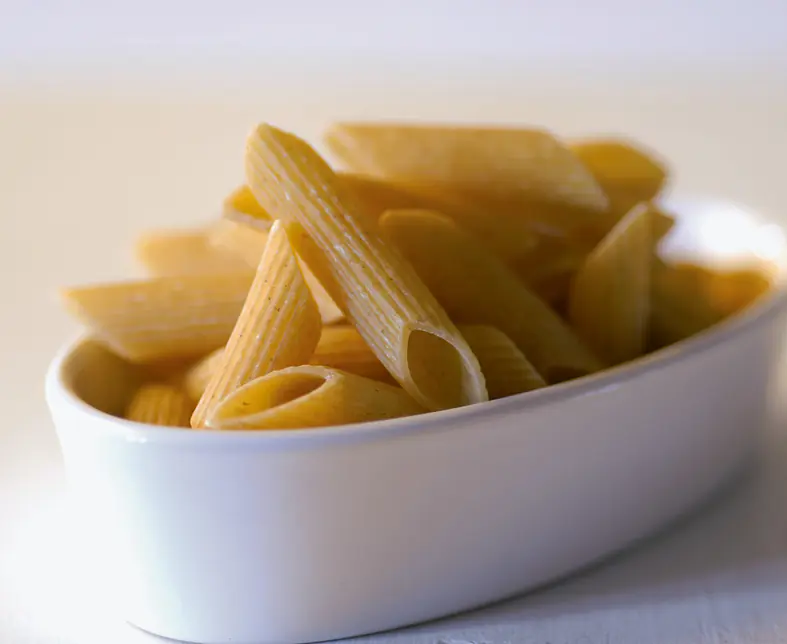 Penne rigate mit Schale freigestellt.jpg