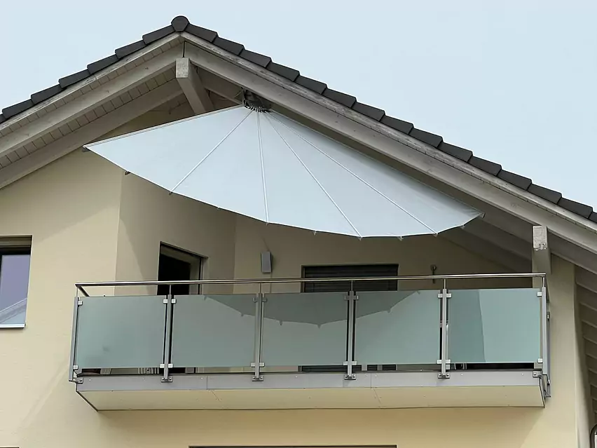 Schatten auch im verwinkeltem Dachbalkon.jpg