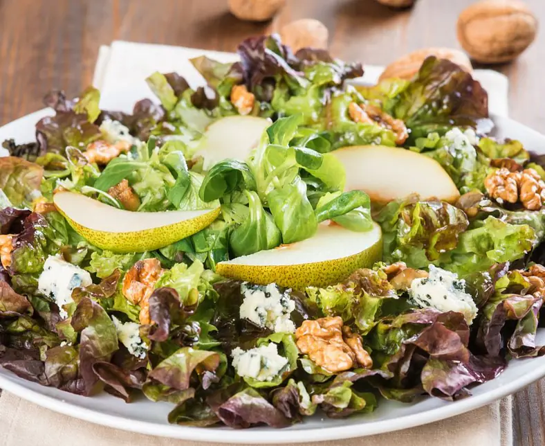 Nüsslisalat mit Roquefort, Birnen und karamellisierten Nüssen.jpg