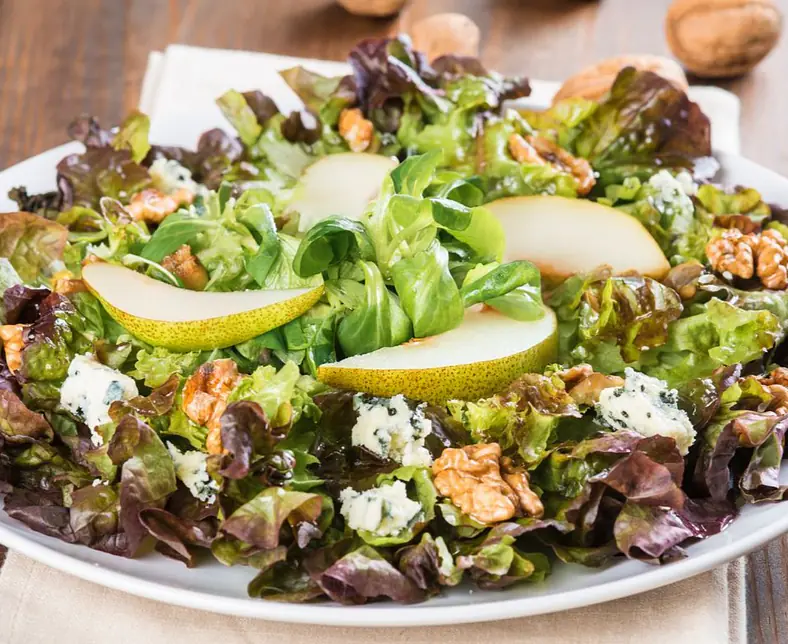 Nüsslisalat mit Roquefort, Birnen und karamellisierten Nüssen.jpg