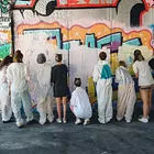 Male und spraye mit beim BEA-Mural 