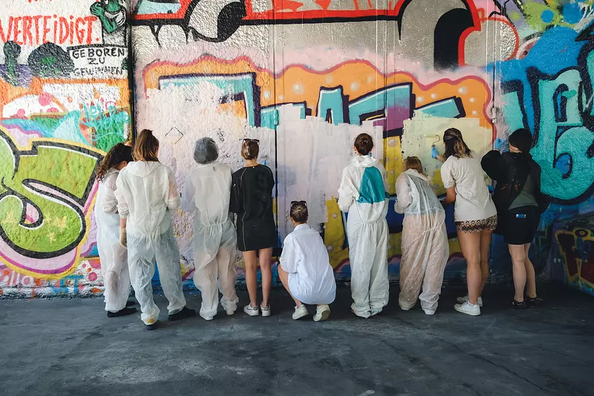 Male und spraye mit beim BEA-Mural 